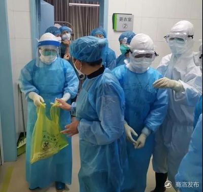 直擊商洛隔離病區(qū) 一場(chǎng)以節(jié)約護(hù)具為名的無聲戰(zhàn)斗